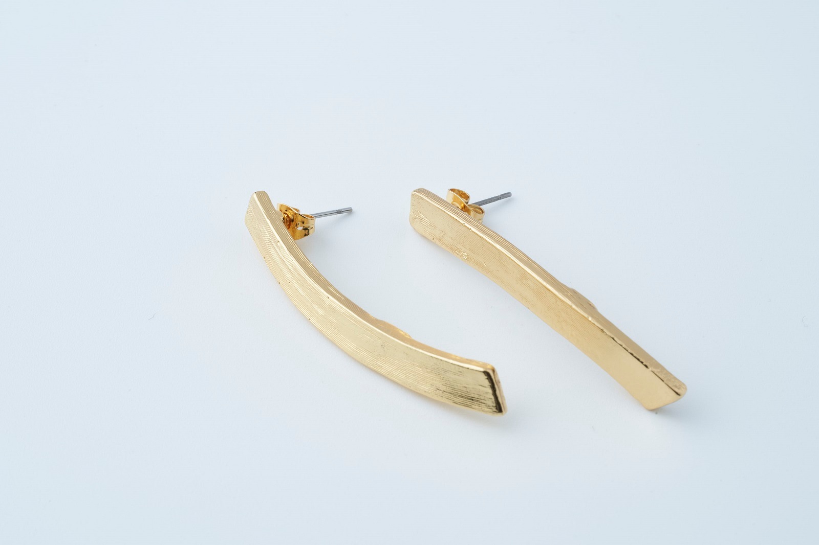 カーブピアス ゴールド