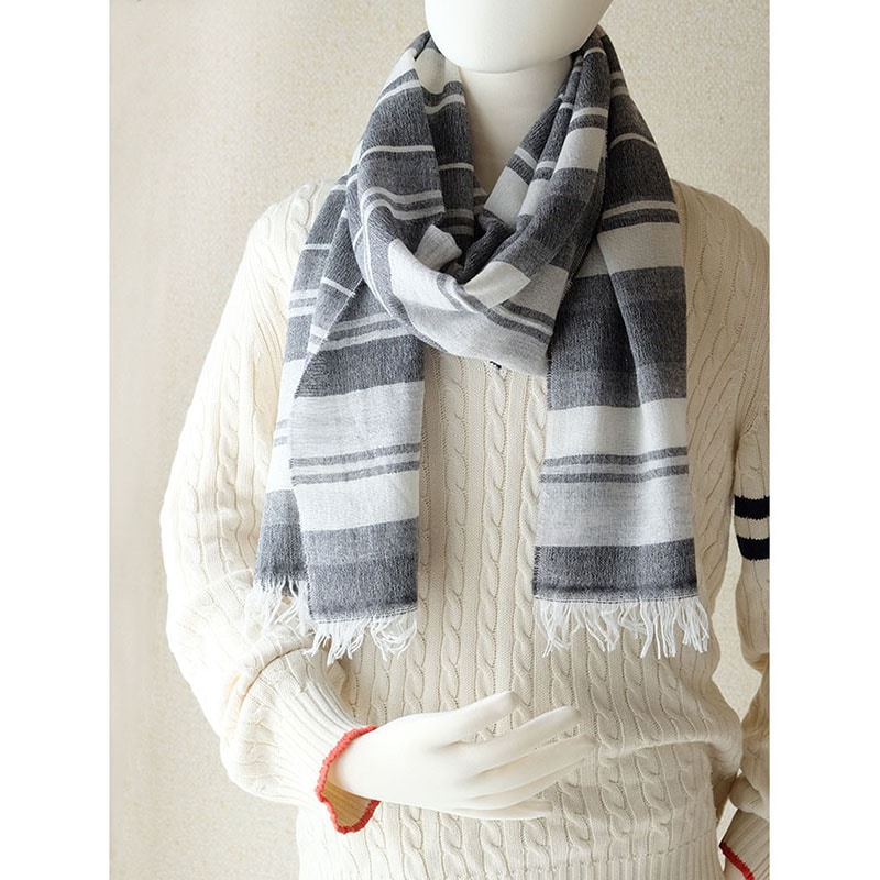 メンズストール 淡色ボーダー グレー ウール混 マフラーのように使える薄手ストール イタリア製 54 190cm 秋冬ストール マフラーメンズ ストール 襟巻き 男性用 冬マフラー 冬ストール メンズ 男性 Cep イタリアで作ったストールとマフラーのお店 メンズストール 淡色ボーダー グレー ウール混 マフラーのように使える薄手ストール イタリア製 54 190cm 秋冬ストール マフラーメンズ ストール 襟巻き 男性用 冬マフラー 冬ストール メンズ 男性 Cep イタリアで作ったストールとマフラーのお店