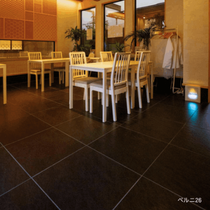 おしゃれでちょっとこだわりの床材,タイル,外床(グリップ）,300角が