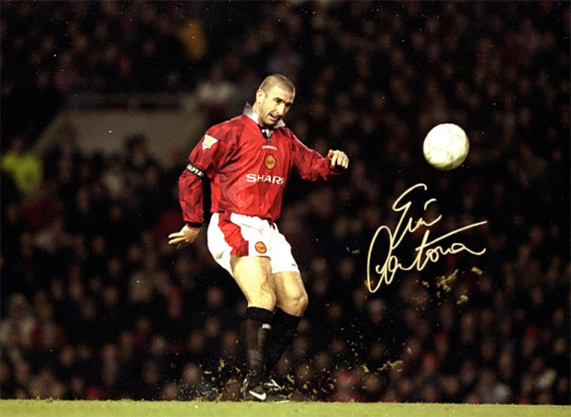エリック・カントナ 直筆サイン入りフォト マンチェスター・ユナイテッド チップ・ゴール （Signed Manchester United Photo: Iconic Chip Goal vs Sunderland） / Eric Cantona