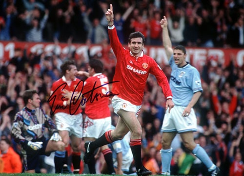 エリック・カントナ 直筆サインフォト マンチェスター・ユナイテッド (Eric Cantona Signed Manchester United Photo: Goal vs Manchester City)