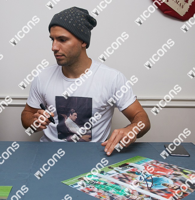 ҥ ľɮե  ޥƥ  vs ޥʥƥå (Sergio Aguero Signed Manchester City Photo: Goal vs Manchester United) 2/3١