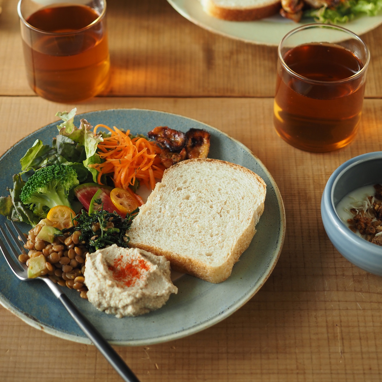 Bread and Rice (パンとごはんと...)まるい縁取りのプレート パンとごはんと】まるい縁取りの陶器 プレートM [日本製/美濃