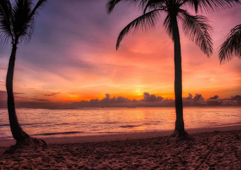 海と女性の油彩画　装飾フレーム付き 75x51.5cm 絵画風 壁紙ポスター（はがせるシール式） 『キャラクロ』 の