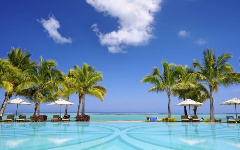 海と女性の油彩画　装飾フレーム付き 75x51.5cm 絵画風 壁紙ポスター（はがせるシール式） 『キャラクロ』 の