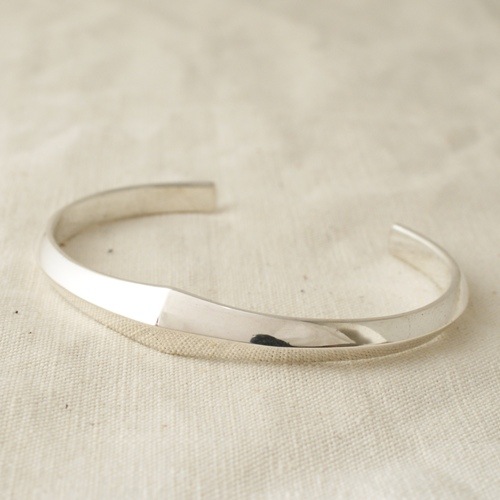 HUG BRACELET L 佐藤健さん着用モデル の販売【CHARCOAL*GREEN】公式