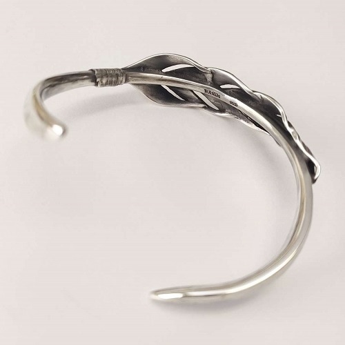 Single feather bangle SV