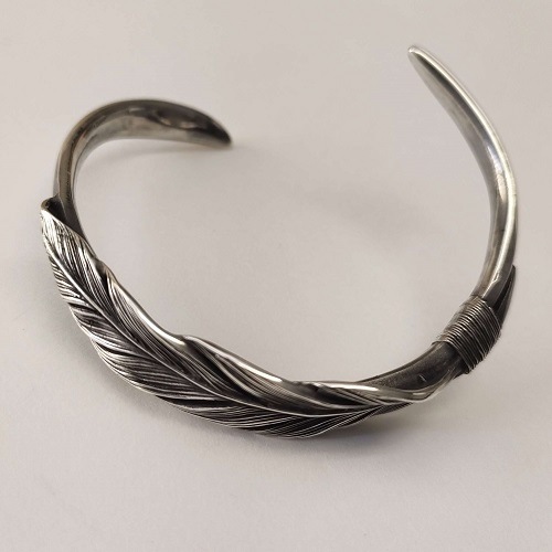 Single feather bangle SV
