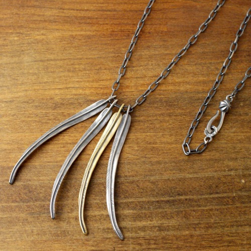 MID FEATHER NECKLACE
