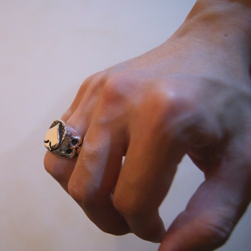 SPADE SKULL RING