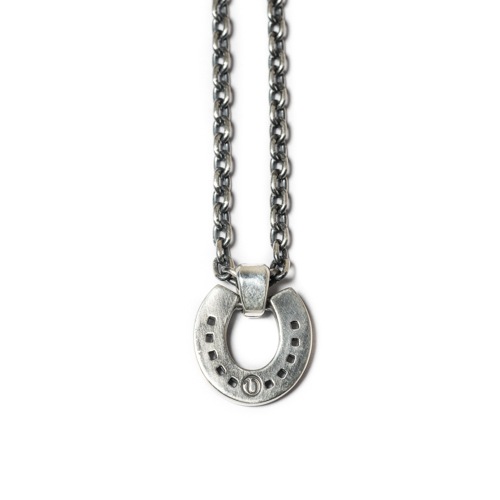 HORSESHOE NECKLACE VINTAGE STYLE.