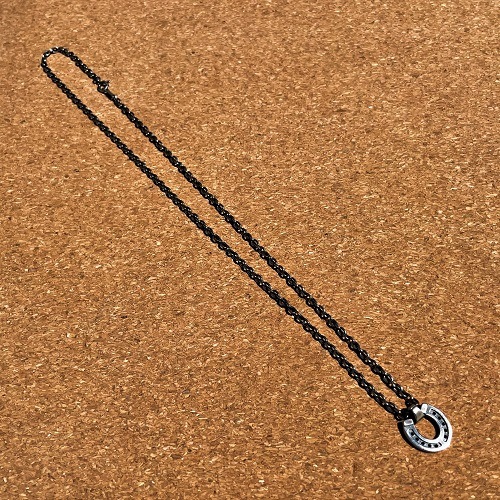 HORSESHOE NECKLACE VINTAGE STYLE.