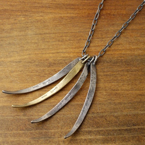 MID FEATHER NECKLACE