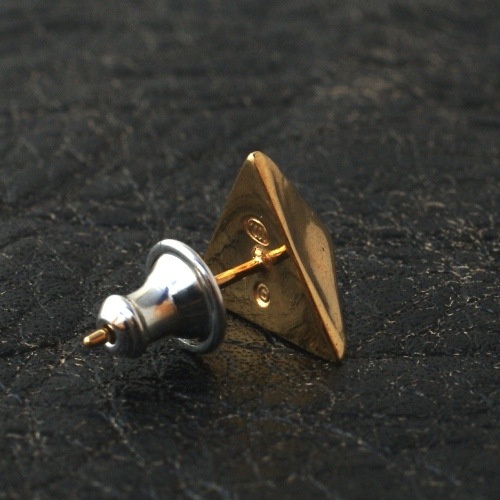 HEAVY TRIANGLE STUDS PIERCE