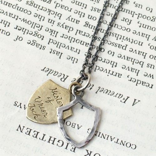 V-CREST NECKLACE 佐藤健さん着用 の販売【CHARCOAL*GREEN】公式