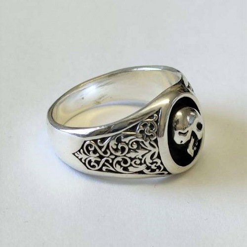 SIGNET RING WITH TINY PROFILE SKULL RING SCROLL WORK