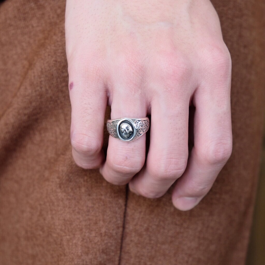 SIGNET RING WITH TINY PROFILE SKULL RING SCROLL WORK