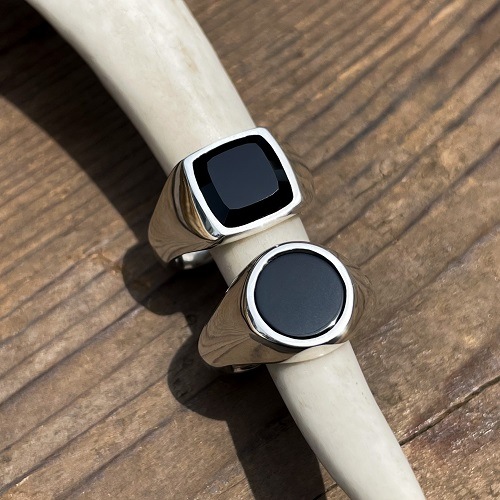 ONYX RING SIGNET FLAT ROUND SMALL