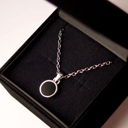 ONYX FLAT ROUND NECKLACE