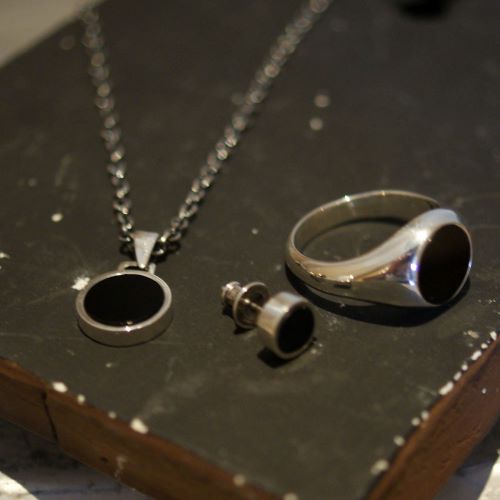 ONYX FLAT ROUND NECKLACE