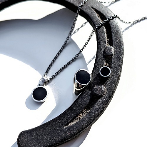 ONYX FLAT ROUND NECKLACE