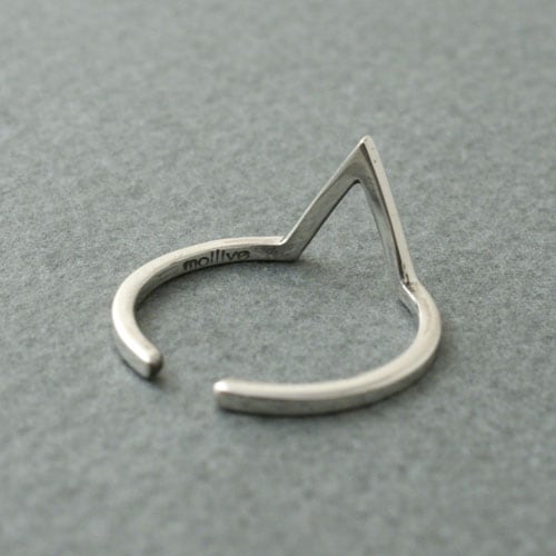 TRIANGLE RING