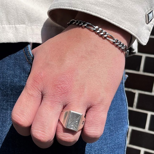 RECTANGULAR SIGNET RING ENGAVEDʤˤ˻ҡƻ޽ͤѥǥ