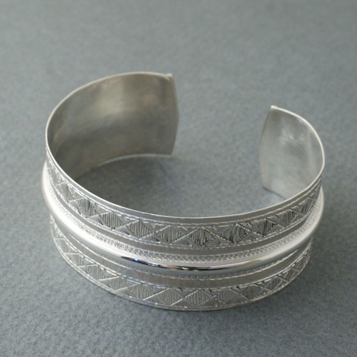 CENTER LINE FLAT BRACELET