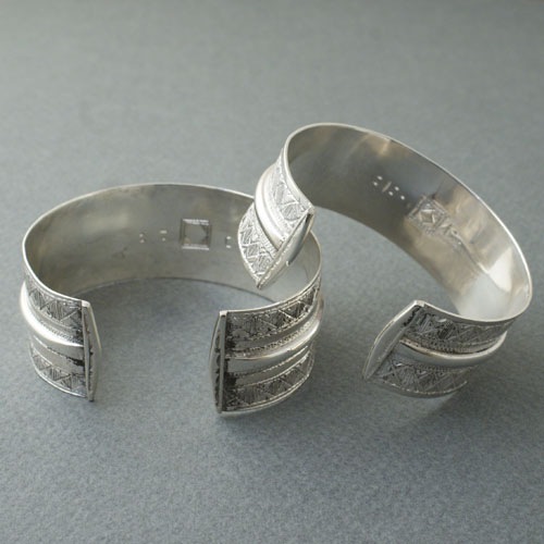 CENTER LINE FLAT BRACELET