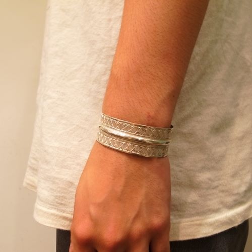 CENTER LINE FLAT BRACELET