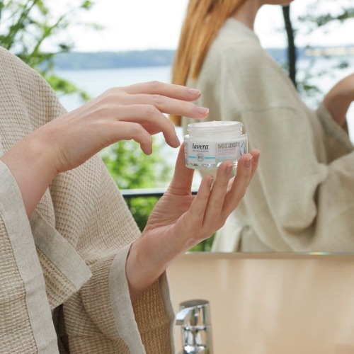 【終売】ベーシック カーミングナイトクリーム 50mL ＜敏感肌用 夜用保湿クリーム＞ [ラヴェーラ]