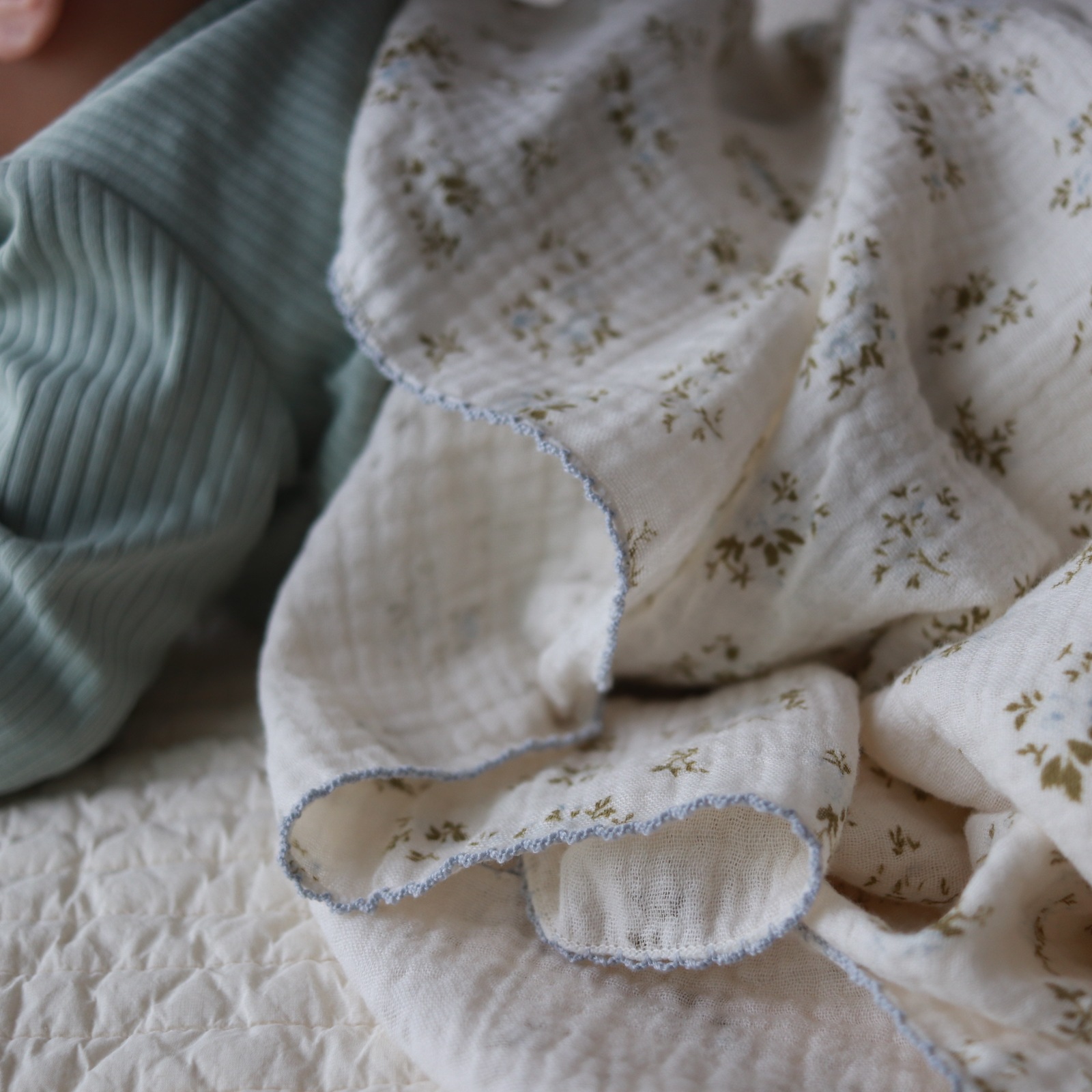 【ギフト4点セット】Gauze Swaddle + Handkerchief + Pacifer toy clip