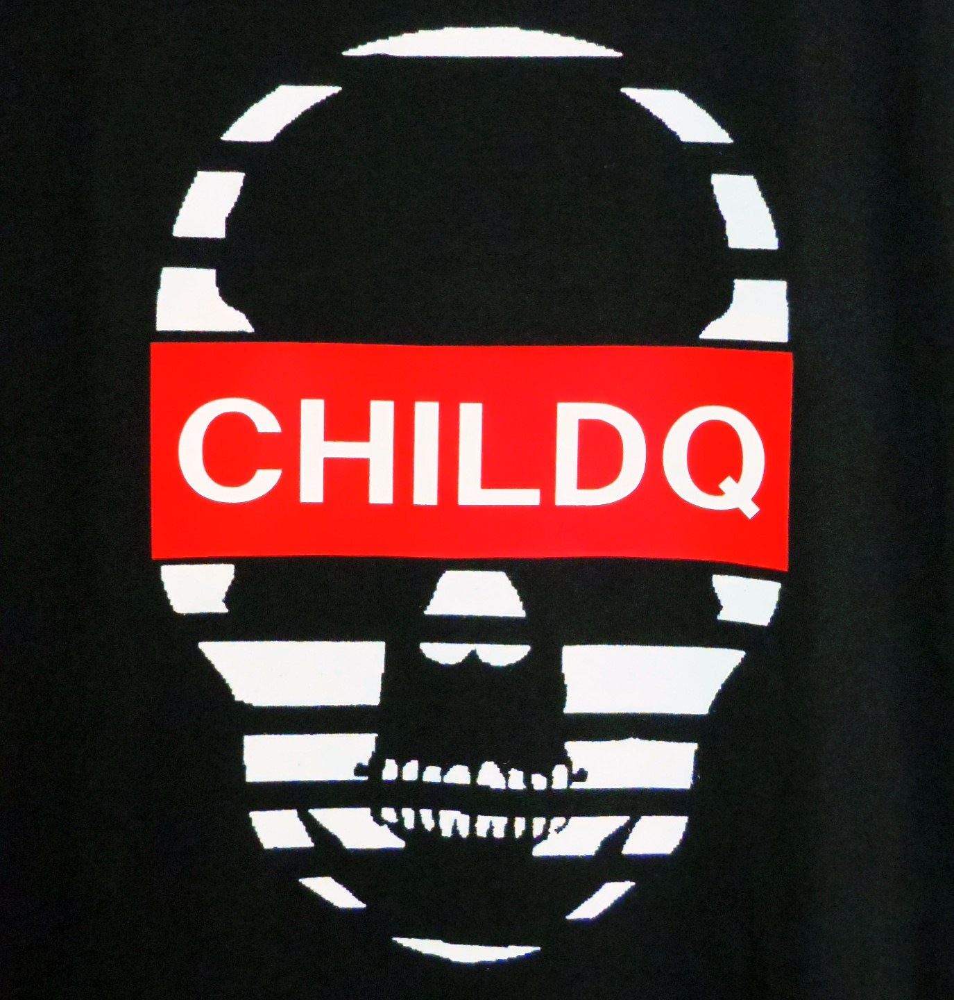 Skull CHILDQ Red Font T-shirt��Black