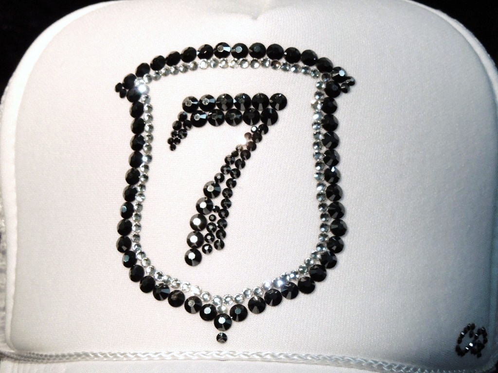 Emblem Seven Swarovski cap white