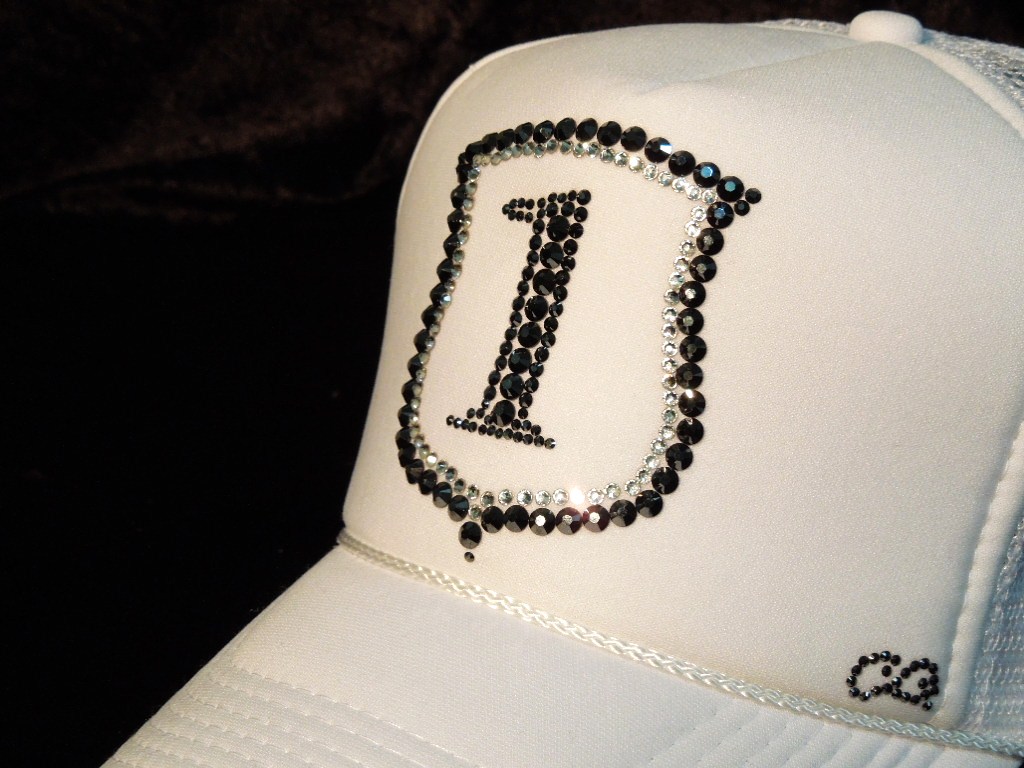 Emblem �Σ�.1 Swarovski cap white