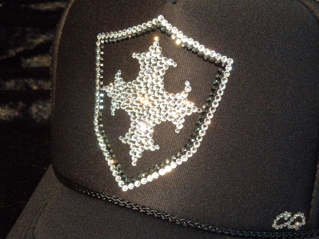 Emblem cross motif Swarovski cap Black