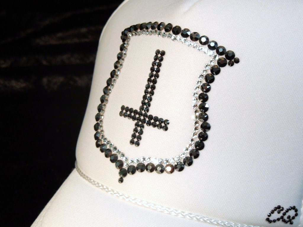 Cross reverse Swarovski cap white