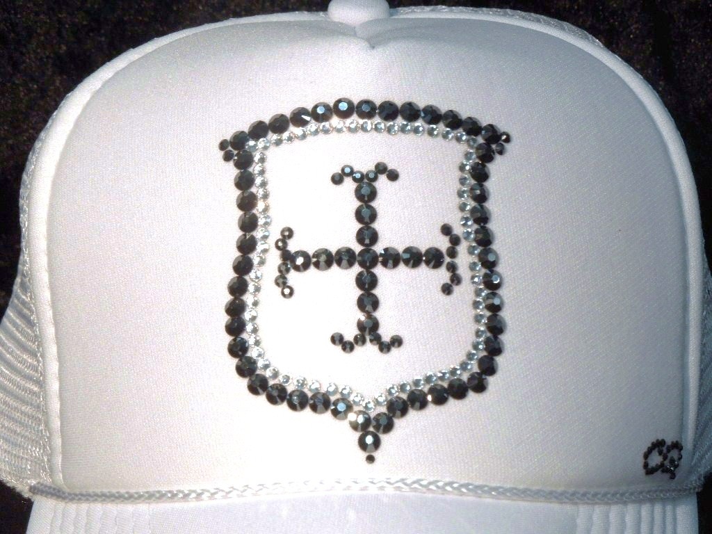 Cross emblem Swarovski white cap