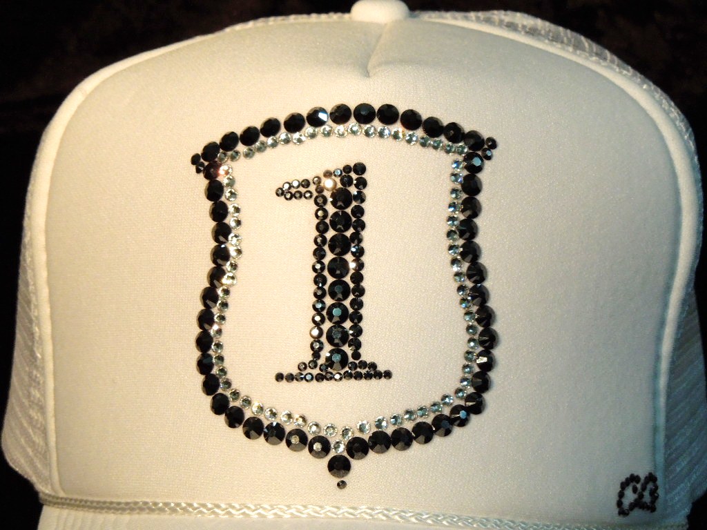 Emblem �Σ�.1 Swarovski cap white