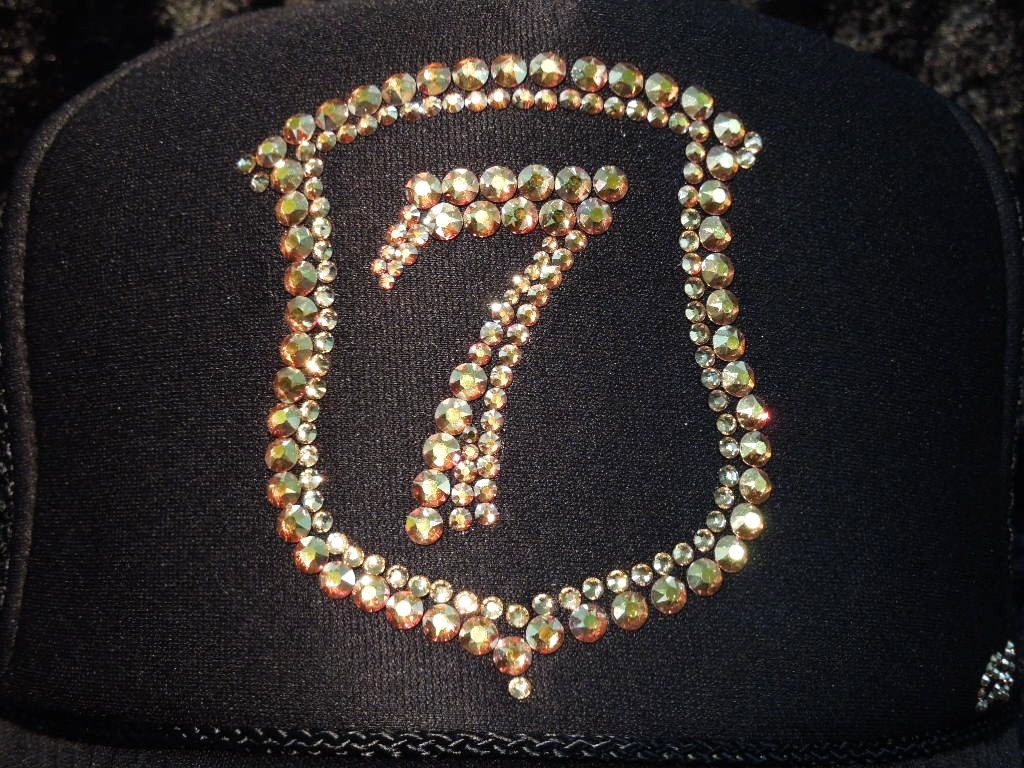 Emblem Seven Swarovski cap lackGold