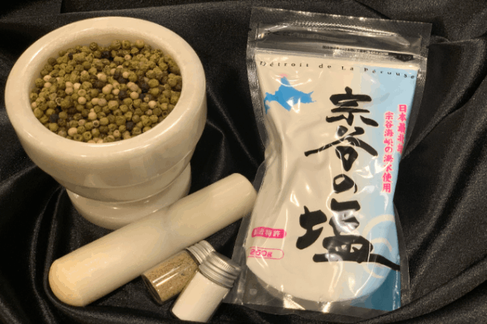 『厳選塩と胡椒』熟成ガトーショコラと共に