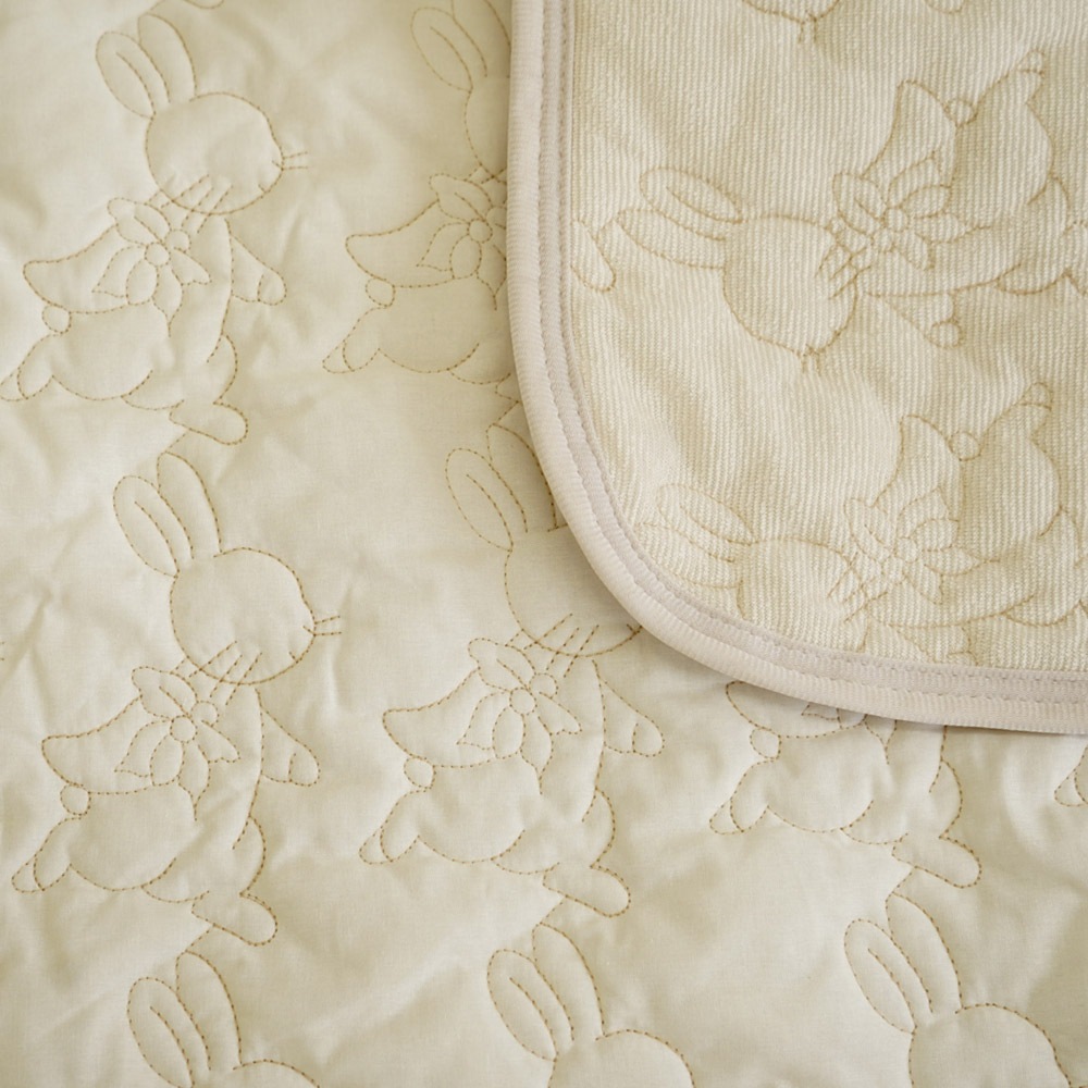 刺繍風キルトのハーフケット Peter Rabbit&trade; ピーターラビット&trade; ハーフサイズ 100×140cm 綿100% コットン リバーシブル 洗濯OK ひざ掛け オールシーズン