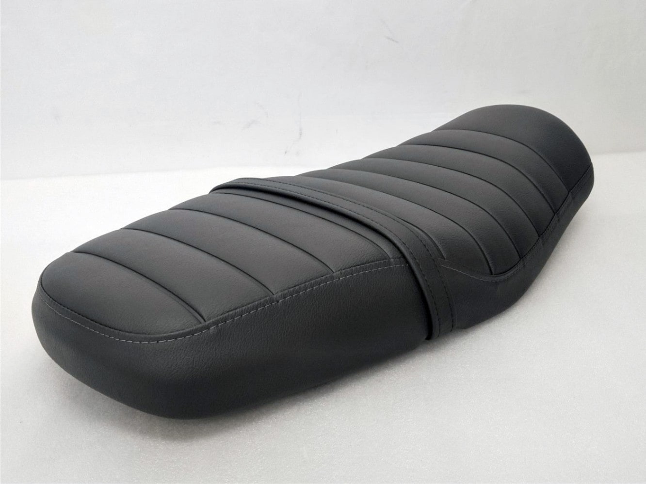 新品 Yamaha XSR155 ダップルシート ブラック YAMAHA 純正 XSR155 シートASSY [ブラックシート/グレーステッチ