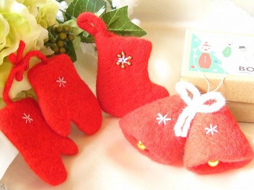 もこもこくつ下に入ったペンギンさんのクリスマスオーナメント