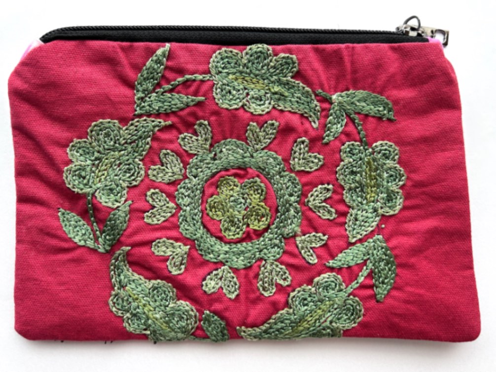 スザニポーチ リナさんの手刺繍スザニポーチ チチェッキ・パサジュ