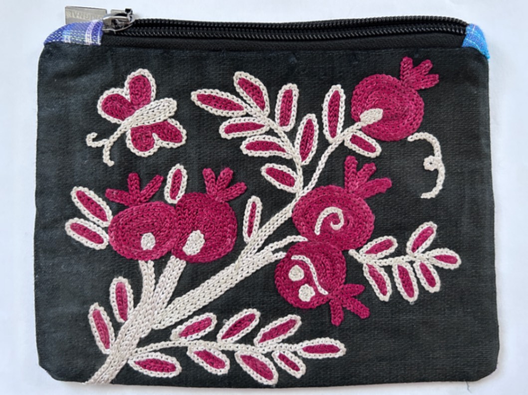 スザニポーチ | リナさんの手刺繍スザニポーチ | チチェッキ・パサジュ