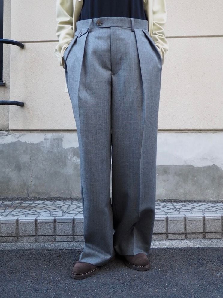 AURALEE｜BLUEFACED WOOL TWO-TUCK SLACKS (GRAY STRIPE