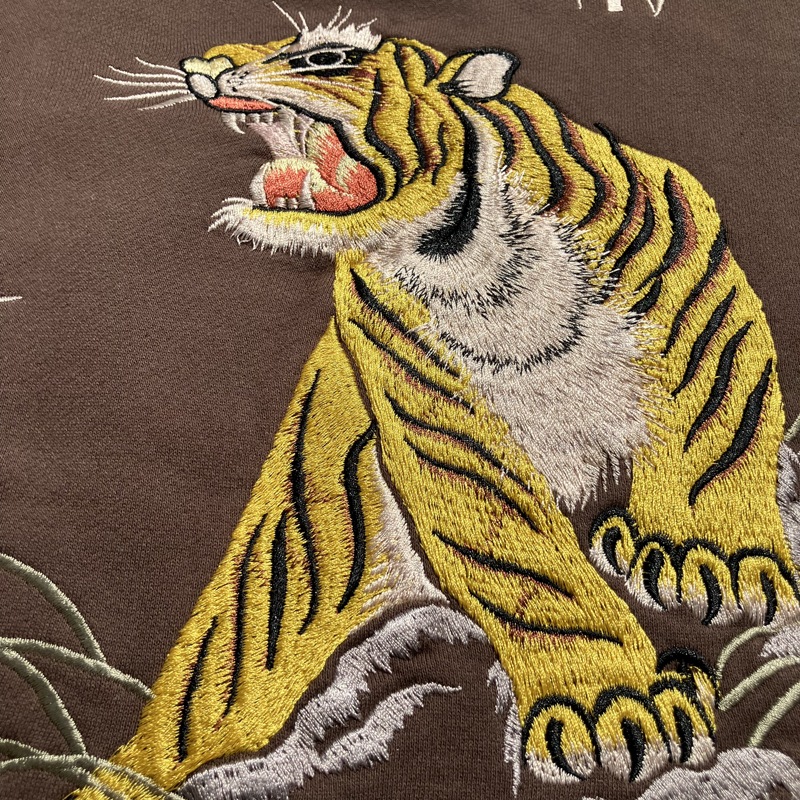 壺<虎> SUKA CREW SWEAT EMBROIDERED “TIGER” Lot No. TT69814 BROWN