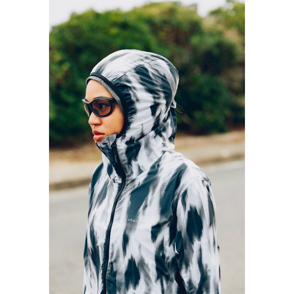 charbon / GRAPHIC NYLON PACKABLE HOODIE BLACK