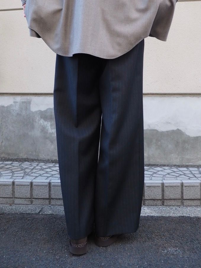 BLUEFACED WOOL TWO-TUCK SLACKS (CHARCOAL NAVY STRIPE) A25AP05BS